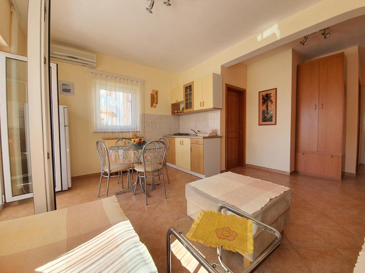 Apartments Coral ノヴァリャ エクステリア 写真
